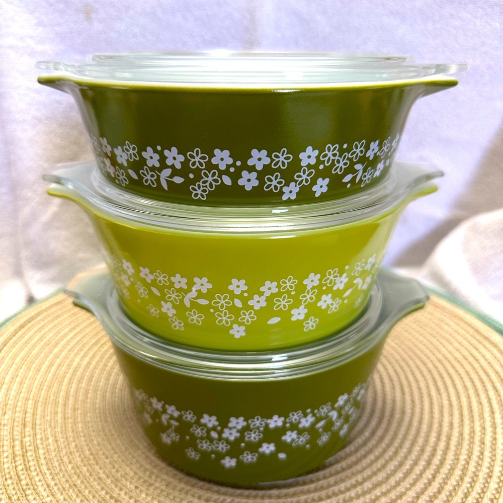 Vintage Pyrex glassware in Crazy Daisy pattern.